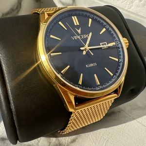 RARE! Never worn Vincero Kairos Gold mesh adjustable timepiece w/ black face.